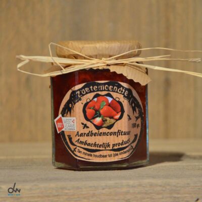 Deze lekkere ambachtelijke aardbeienconfituur is met veel liefde huishoudelijk geproduceerd. De aardbeien worden aangekocht bij de lokale boer.