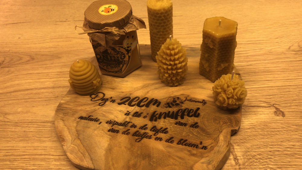 Gegraveerde plankjes met kaarsen vervaardigd uit zuivere bijenwas